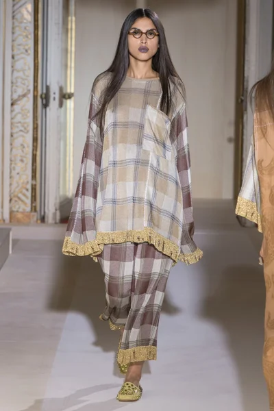 Look 16